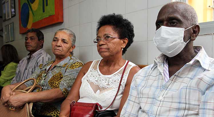 Joana (de óculos), que acompanha o irmão João, está preocupada com a falta de medicamentos para transplantados/ Sérgio Bernardo/ Jc Imagem  