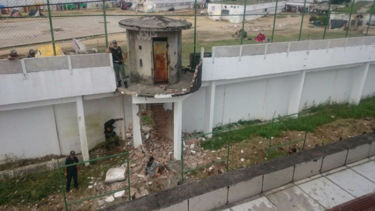 Dezenas de detentos fugiram após a explosão do muro, no Presídio Frei Damião de Bozzano