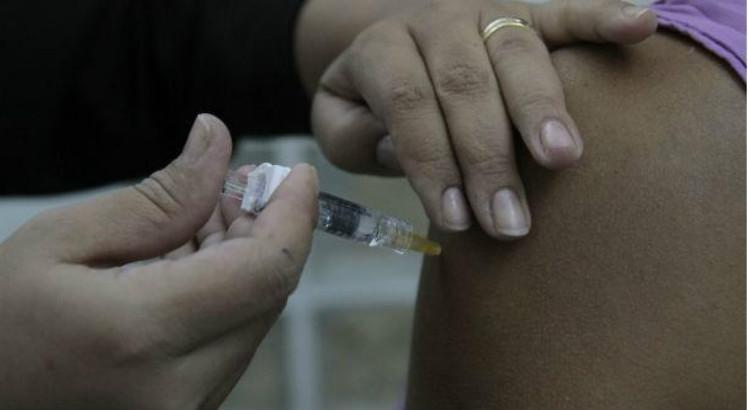 Segundo Ministério da Saúde, início da distribuição da vacina à população ficará a cargo de cada estado (Foto: Guga Matos / JC Imagem)