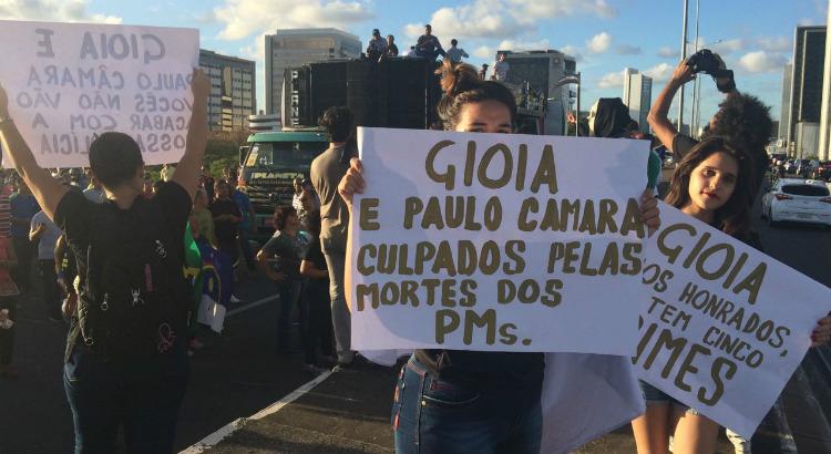 Familiares de PMs levaram cartazes contra Gioia (Foto: Silvia de Oliveira/TV Jornal)