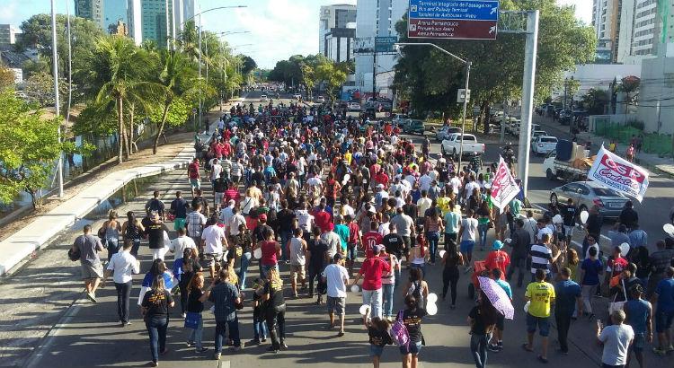 Familiares de PMs seguiram pela Avenida Agamenon Magalhães (Foto: Bruno Cantarelli/Divulgação)