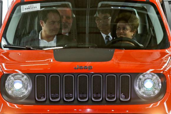 Dilma e Paulo no banco da frente. Ministro vai atrás. Foto: Rafael Neddermeyer/ Fotos Públicas.