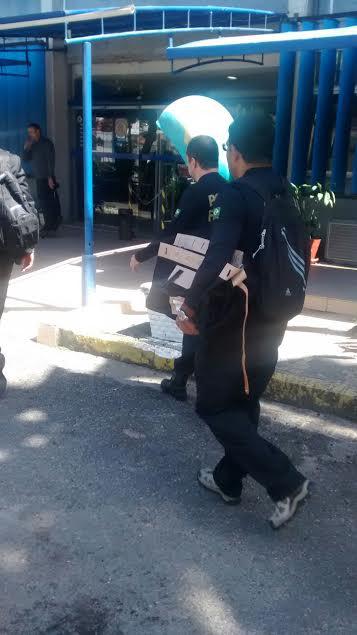 Policiais federias recolheram computadores na operação Politeia. Foto: Cássio Oliveira/BlogImagem.