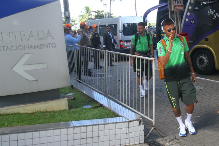 Astro brasileiro passou rápido na chegada ao hotel. Foto: Diego Nigro/JC Imagem