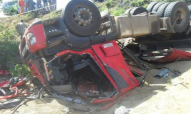 Motorista teria perdido o controle do veículo, que capotou e caiu em uma ribanceira / Foto: Divulgação/Pesqueira em Foco.