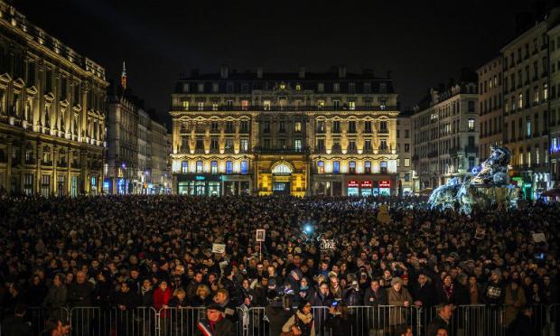 Muitos exibiam um adesivo preto, com a mensagem "Je suis Charlie" ("Eu sou Charlie") / Foto: AFP