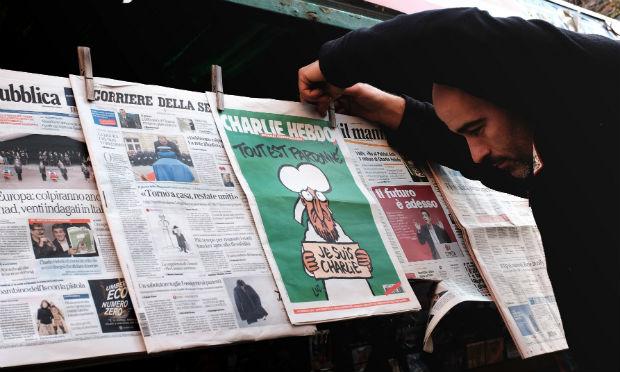 Em sua capa, os sobreviventes da revista representaram Maomé com uma lágrima carregando um cartaz com a frase "Je suis Charlie" / Foto: AFP
