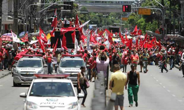 Manifestantes são contra o Projeto de Lei 4330/2004 que regulamenta a terceirização dos trabalhadores nas empresas / Foto: Fernando da Hora/JC Imagem