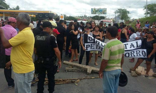 Manifestantes alegam estar com os salários atrasados / Foto: Mariana Medeiros/Cortesia