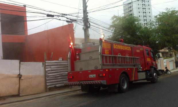 Segundo os bombeiros, incêndio atingiu cozinha da pizzaria / Foto: Reprodução/TV Jornal.