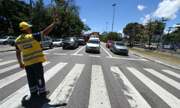 Orientadores atuam nos principais cruzamentos, de acordo com a demanda  / Foto: Diego Nigro/JC Imagem