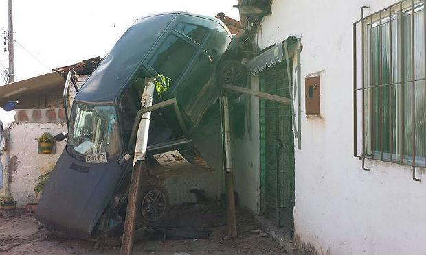 Carro tombou sobre as casas, mas ninguém se feriu nas residências / Foto: Divulgação/Corpo de Bombeiros