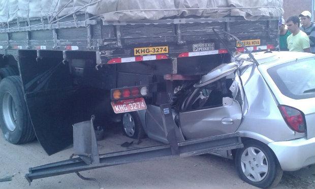Condutor do carro de passeio perdeu o controle do veículo, diz PRF / Foto: Reprodução/TV Jornal.