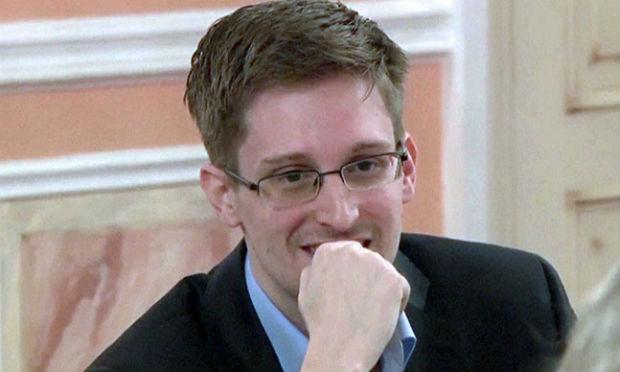 "Três anos após as manchetes de escuta de @dilmabr, ela ainda está fazendo chamadas não criptografadas", escreveu Snowden em sua conta. / Foto: Wikileaks/AFP
