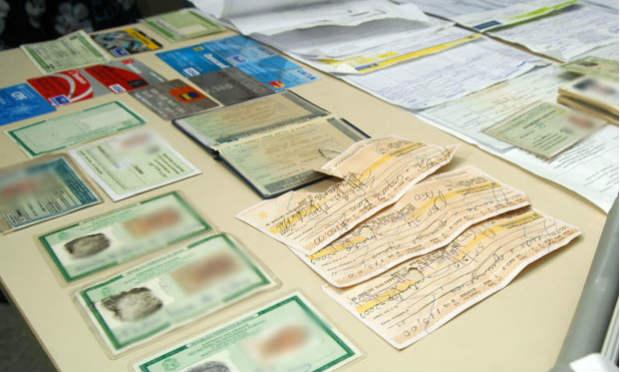 Polícia apreendeu identidades e cheques falsificados pela quadrilha / Foto: Bernardo Soares/JC Imagem