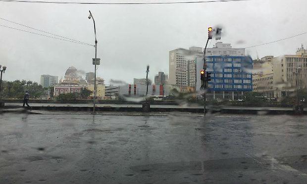 Somente no Recife, nas últimas 24 horas, já choveu 39,6% do previsto para todo o mês de maio / Foto: Mariana Dantas/NE10