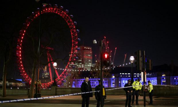 Com a baixa da maré, bomba foi visualizada no Rio Tâmisa, no centro de Londres / Foto: AFP