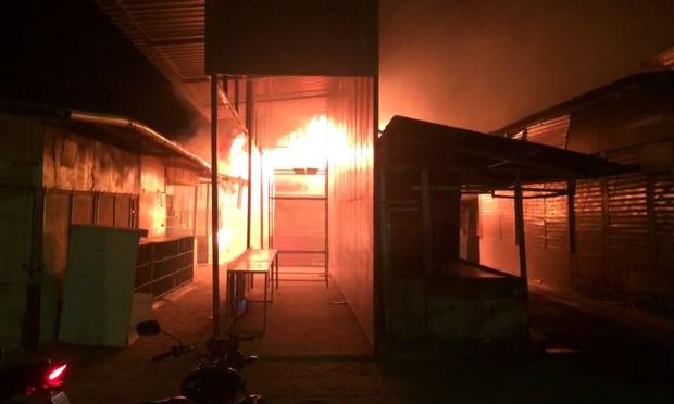 Incêndio atingiu 27 bancos de feira, de acordo com a Defesa Civil / Foto: reprodução de vídeo/TV Jornal Caruaru