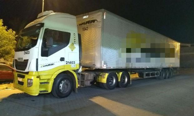 Suspeitos teriam roubado um caminhão na BR-232 / Foto: divulgação/Polícia Militar