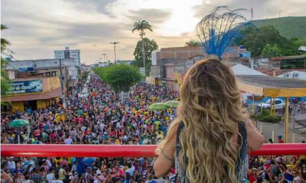 Em Limoeiro, no Agreste, a festa já começou e teve show da cantora Elba Ramalho no último domingo (04).  / Foto: Wilker Matos / Secretaria Executiva de Imprensa e Comunicação