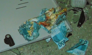 Cerca de R$ 40 mil foram encontrados espalhados no local