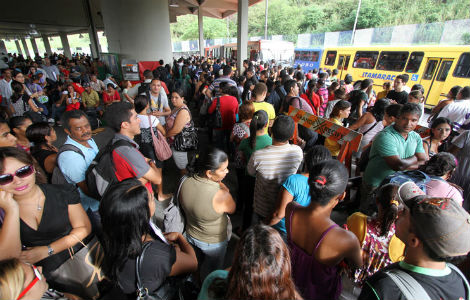     Enquanto o poder público faz promessas, passageiros se espremem no transporte público, especialmente nos Terminais Integrados. Foto: Guga Mattos/JC Imagem 