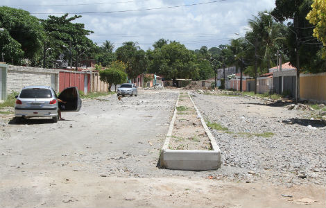 Ruas foram esburacadas e abandonadas na Iputinga
