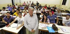 Maurício Pina e os alunos responsáveis pela pesquisa. Foto: Clemilson Campos/JC Imagem 