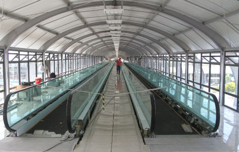 Passarela ligando Aeroporto ao metrô é uma das apostas do governo. Foto: Guga Matos/JC Imagem