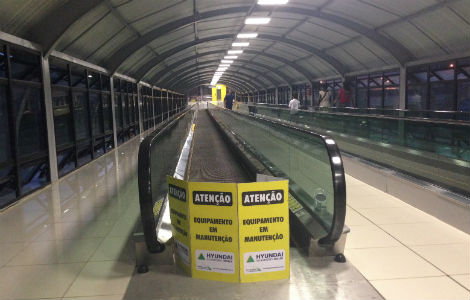 Escadas rolantes da passarela ligando o Aeroporto ao metrô do Recife: sempre desligadas ou em manutenção