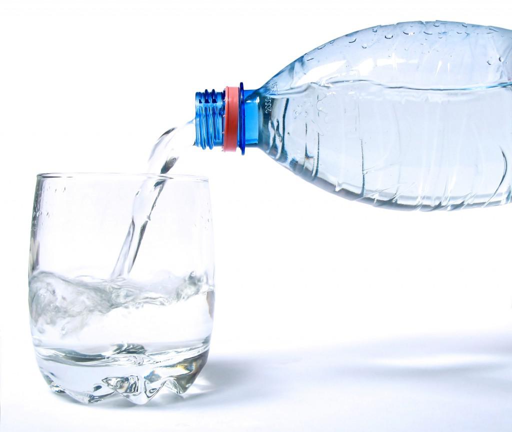 Consumo de água é importante para bom funcionamento dos rins (Foto: Free Images)