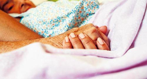Cuidados especiais proporcionam melhor qualidade de vida ao idoso (Foto: Flora Pimentel / JC Imagem)