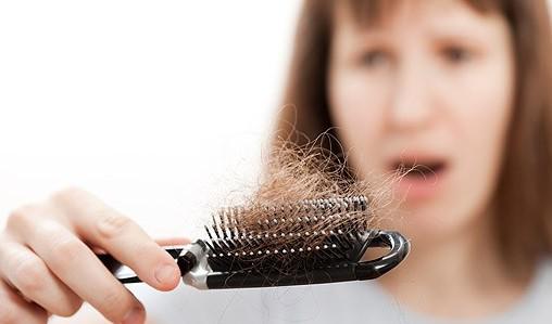 Queda de cabelo é um dos problemas tratados pelo dermatologista (Foto: Internet) 