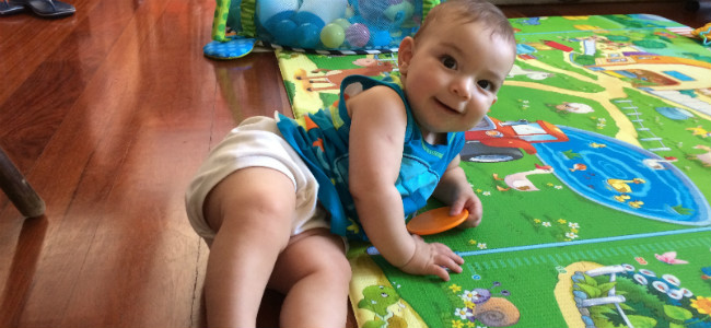 A brincadeira no tapete ajuda o bebê a desenvolver equilíbrio, coordenação e postura (Foto: Arquivo pessoal)