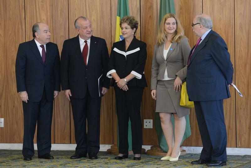 Dilma, com 13 quilos a menos, em solenidade de entrega de credenciais a embaixadores (Foto: Elza Fiuza/Agência Brasil)
