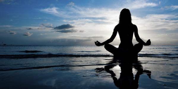 Prática da ioga promove o autoconhecimento e ajuda a aliviar o estresse (Foto: Divulgação)