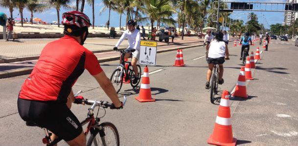 Deve-se permanecer com a postura ereta em cima da bicicleta, com apoio das mãos no guidão (Foto: Divulgação/Prefeitura do Recife)