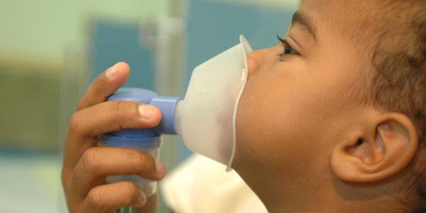Criança com doença respiratória em nebulização (Foto: Clemilson Campos/Acervo JC Imagem)