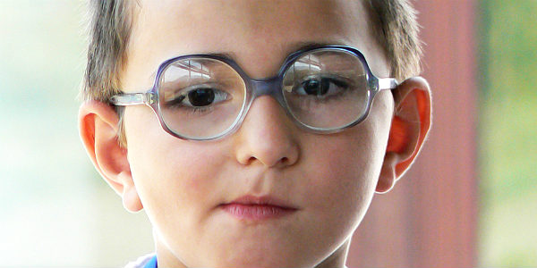 Imagem de menino com óculos (Foto: Free Images)