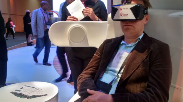 Aqui o Virtual Coro é rodado em óculos de realidade virtual, mas ele também funciona em outros dispositivos móveis