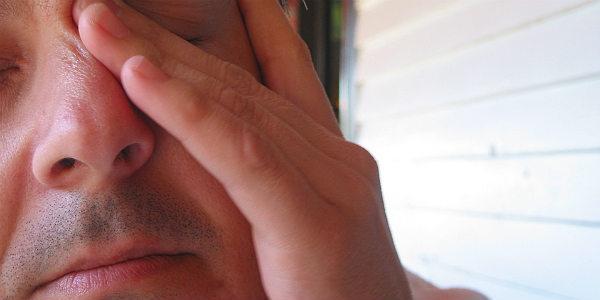 Imagem de homem coçando os olhos (Foto: Free Images)