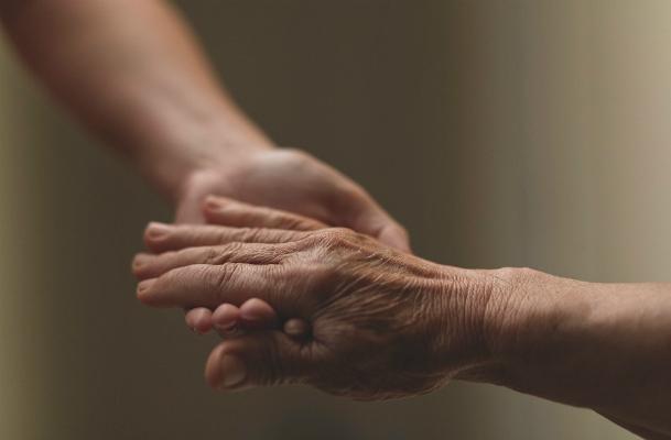 Especialistas chama atenção para a importância da orientação em relação a cuidados que oferecem maior conforto à pessoa com Alzheimer e a quem também acompanha o idoso com a doença (Foto: Igo Bione/Divulgação)