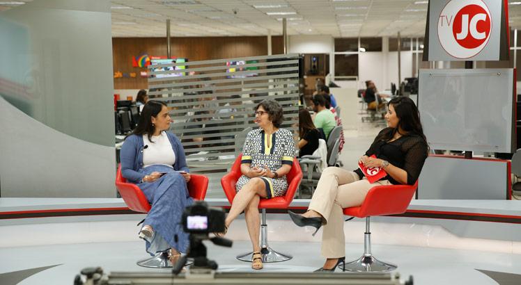 Celina Turchi (ao centro) já foi entrevistada pelas repórteres Cinthya Leite, à esq., e Mariana Barros, à dir., na TV JC (Foto: André Nery/JC Imagem) 