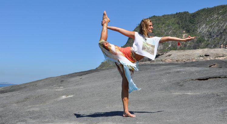 Imagem de mulher fazendo postura de ioga (Foto: Divulgação / Arte de Viver Brasil)