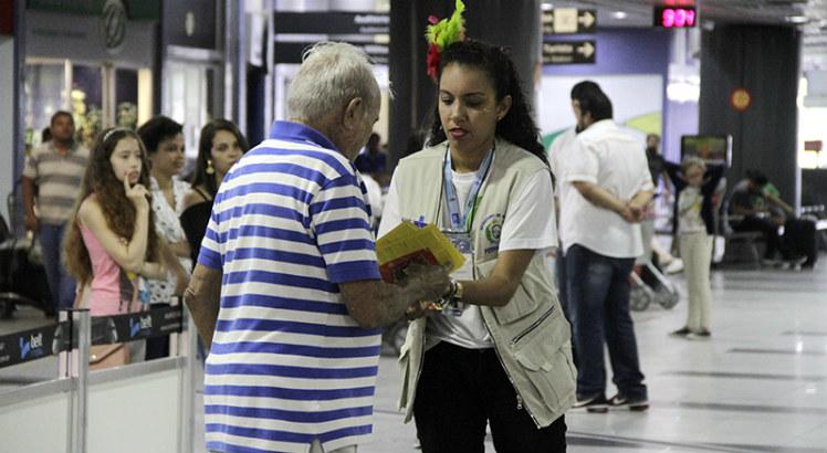 No aeroporto, população recebe folhetos que trazem informações sobre febre amarela (Foto: Miva Filho/SES/Divulgação) 