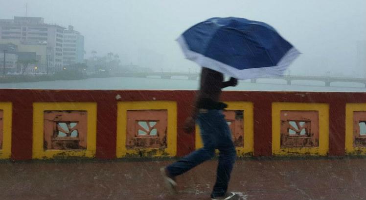 O período chuvoso em Pernambuco também precisa de atenção para evitar as ocorrências de leptospirose (Foto: Arnaldo Carvalho/JC Imagem)