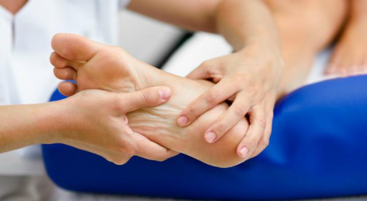 Popularmente chamado de 'doença dos pezinhos', problema é caracterizado por perda da sensibilidade, sensação de formigamento e queimação inicialmente nos pés (Foto: Freepik)