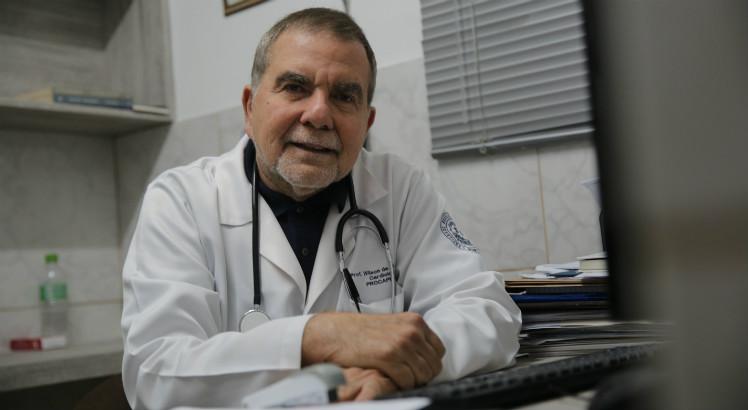 O cardiologista Wilson de Oliveira Júnior é coordenador do Serviço de Referência em Doença de Chagas da UPE e fundador, em 1987, da primeira associação de pacientes do mundo com a enfermidade (Foto: Felipe Ribeiro/JC Imagem)