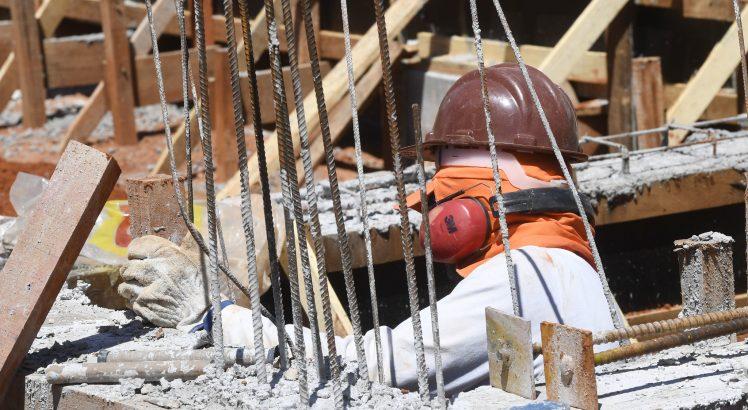 Atividade e emprego recuaram na construção civil em fevereiro