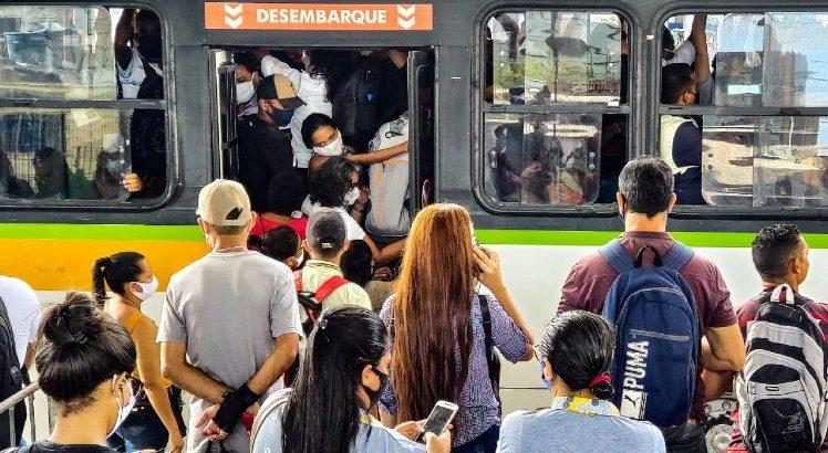 Justiça determina 100% da frota de ônibus nas ruas, passageiros sentados e filas de até 45 minutos nos terminais do Grande Recife